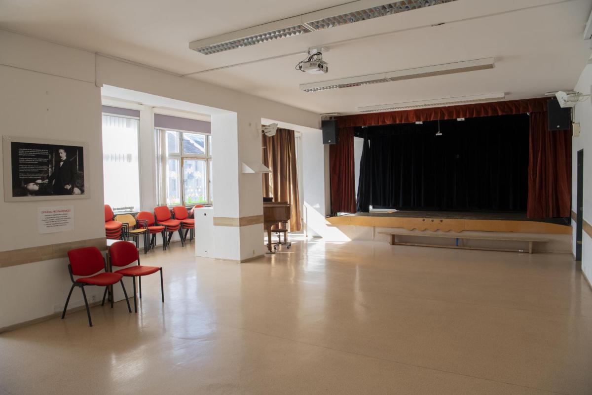 Divadelní sál a učebny